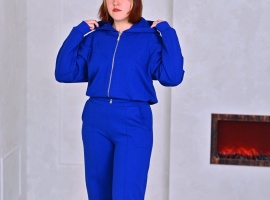 С отстегивающим замком на талии. Легко отстегнуть худи от брюк и носить по-отдельности.